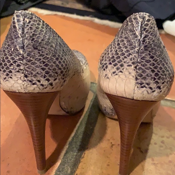 STUART WEITZMAN HEELS - Picture 3 of 4